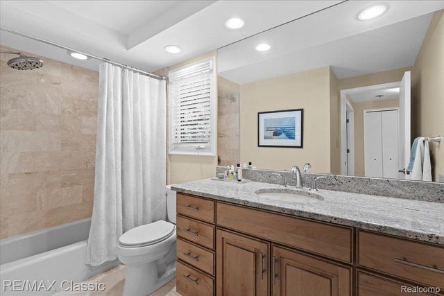 5067 Oakwood Court, Commerce Charter Township, MI 48382