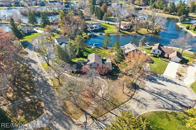 5067 Oakwood Court, Commerce Charter Township, MI 48382