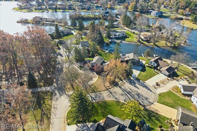 5067 Oakwood Court, Commerce Charter Township, MI 48382