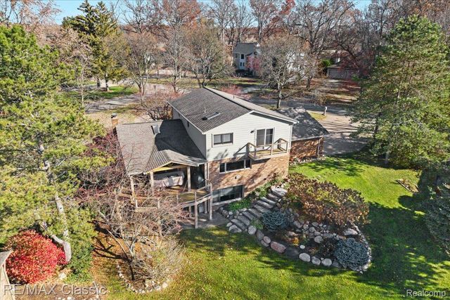 5067 Oakwood Court, Commerce Charter Township, MI 48382