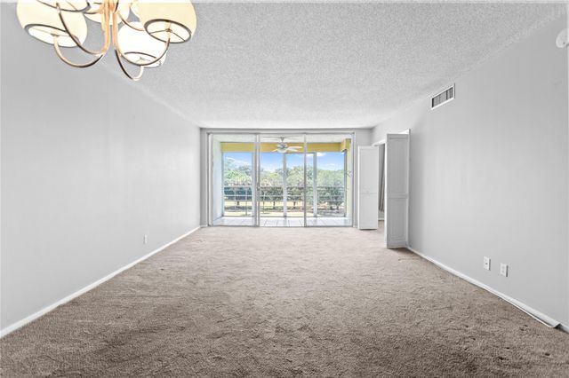 575 Oaks Ln 403, Pompano Beach, FL 33069