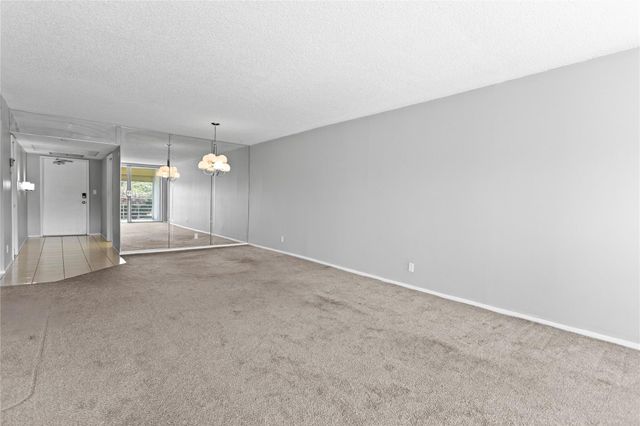 575 Oaks Ln 403, Pompano Beach, FL 33069