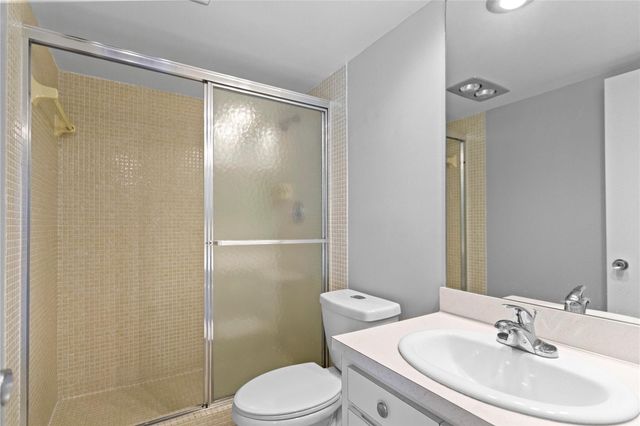 575 Oaks Ln 403, Pompano Beach, FL 33069