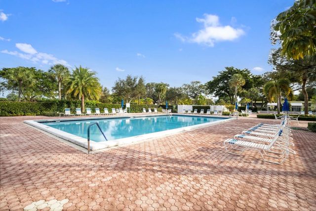 575 Oaks Ln 403, Pompano Beach, FL 33069