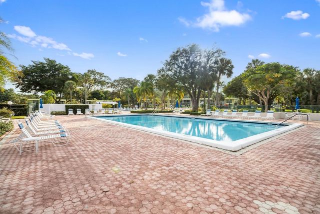 575 Oaks Ln 403, Pompano Beach, FL 33069