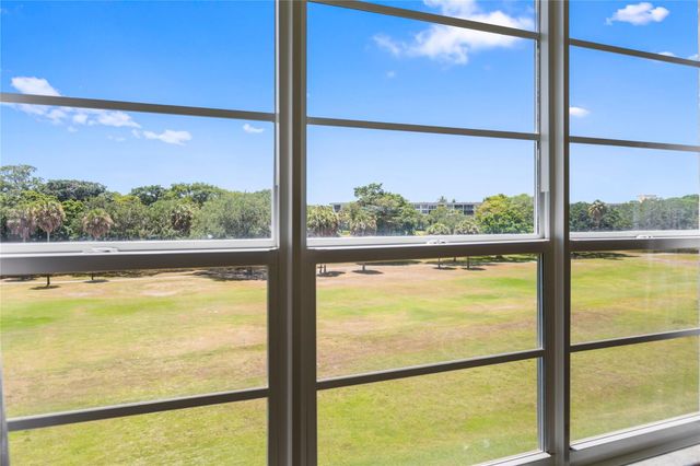 575 Oaks Ln 403, Pompano Beach, FL 33069
