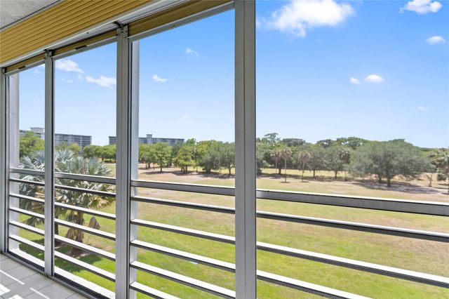 575 Oaks Ln 403, Pompano Beach, FL 33069