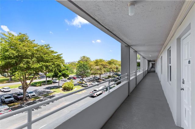 575 Oaks Ln 403, Pompano Beach, FL 33069