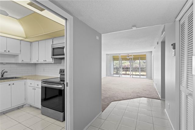 575 Oaks Ln 403, Pompano Beach, FL 33069