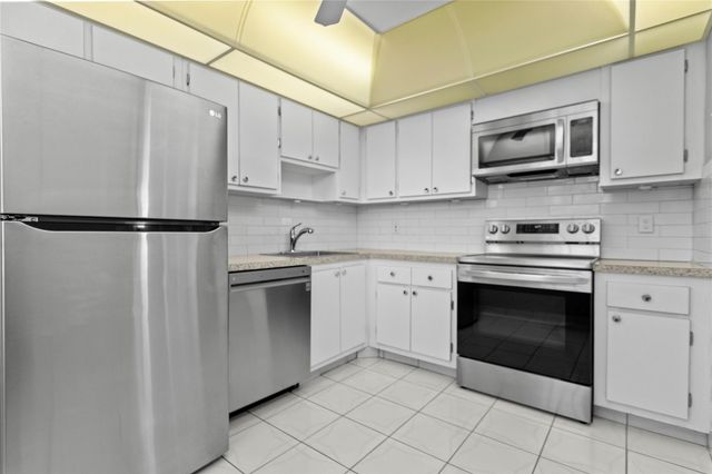 575 Oaks Ln 403, Pompano Beach, FL 33069