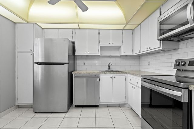 575 Oaks Ln 403, Pompano Beach, FL 33069