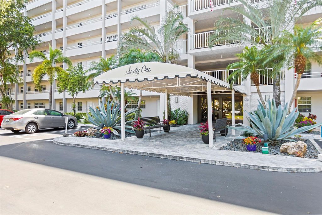 575 Oaks Ln 403, Pompano Beach, FL 33069