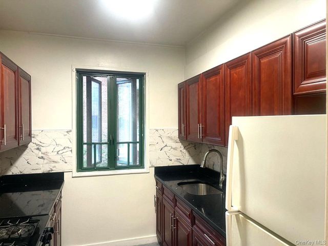 89 Metropolitan Oval 2G, Bronx, NY 10462