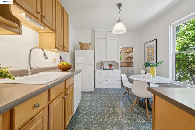 4989 SHAFTER AVENUE, Oakland, CA 94609