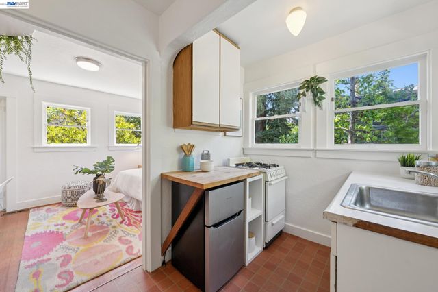 4989 SHAFTER AVENUE, Oakland, CA 94609