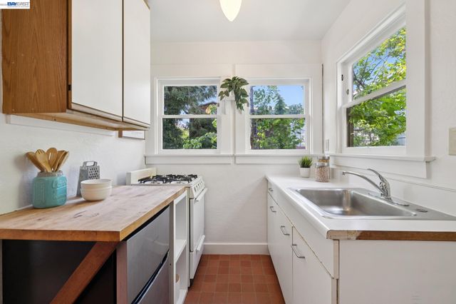 4989 SHAFTER AVENUE, Oakland, CA 94609