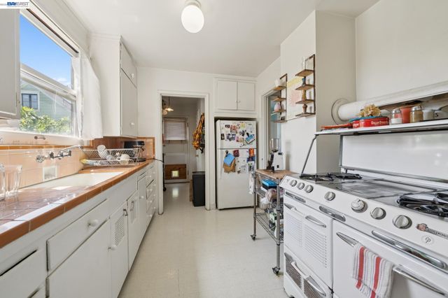 4989 SHAFTER AVENUE, Oakland, CA 94609