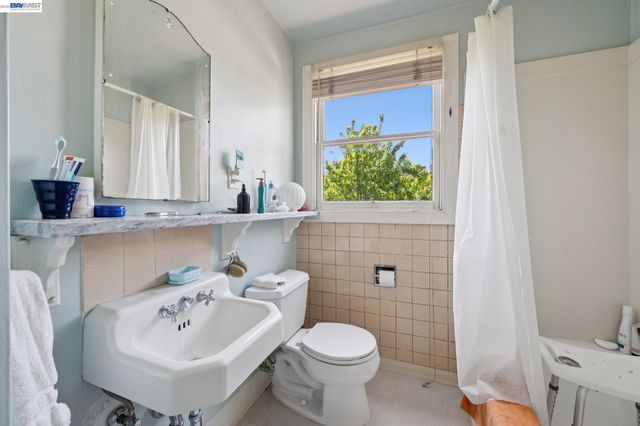 4989 SHAFTER AVENUE, Oakland, CA 94609