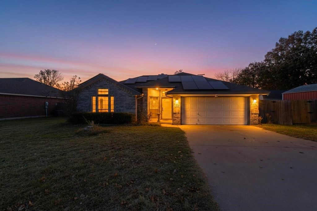 107 Catie Lane, Joshua, TX 76058