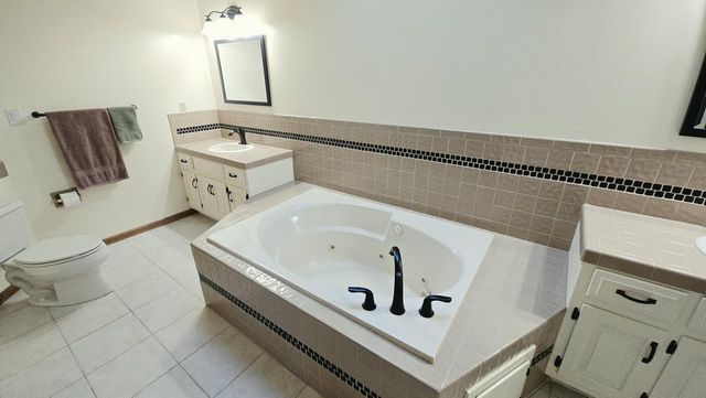 3985 S Stonewood ROAD, New Berlin, WI 53151