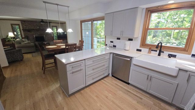 3985 S Stonewood ROAD, New Berlin, WI 53151