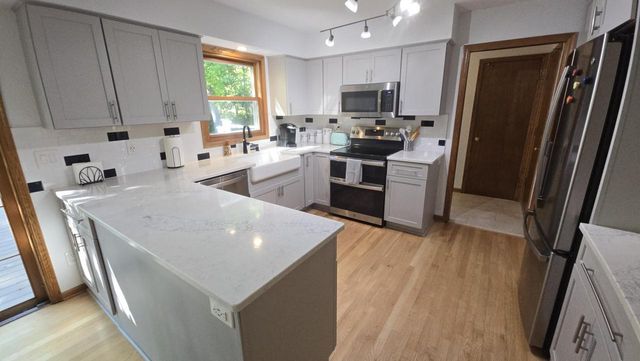 3985 S Stonewood ROAD, New Berlin, WI 53151