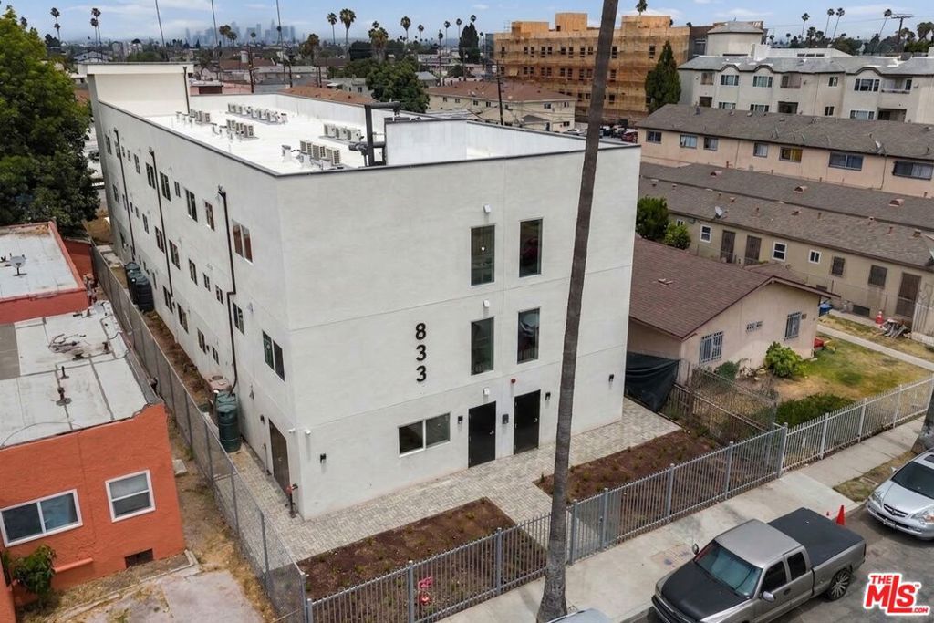Image 1 of property listing at 833 W 84th Street, Los Angeles, CA 90044