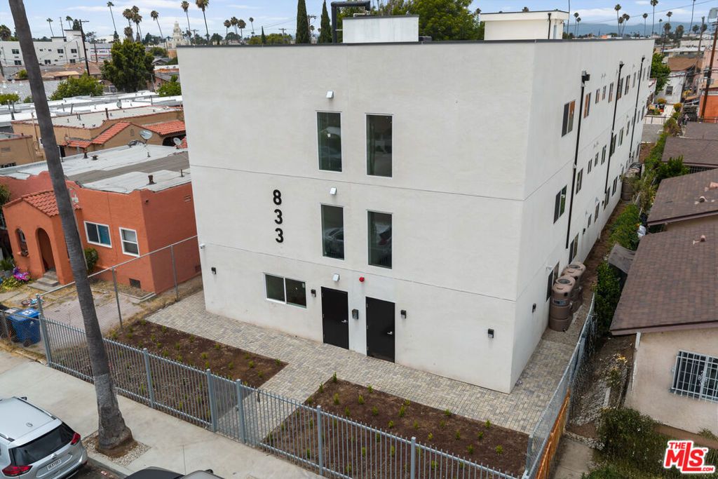 Image 2 of property listing at 833 W 84th Street, Los Angeles, CA 90044