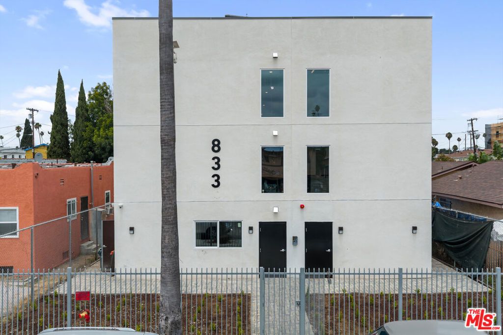 Image 3 of property listing at 833 W 84th Street, Los Angeles, CA 90044