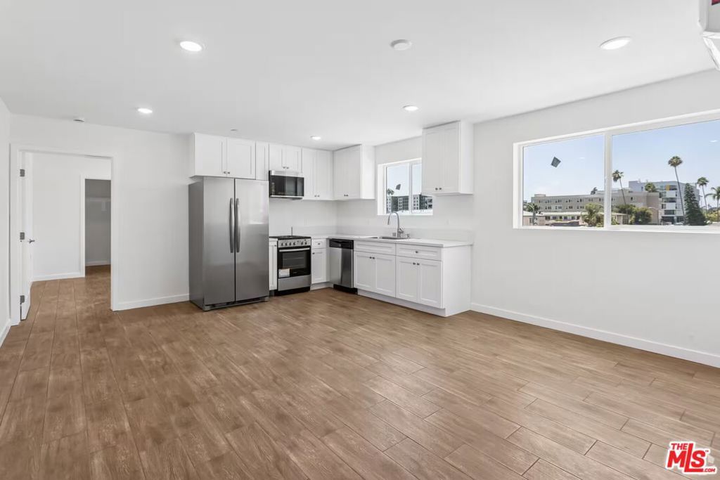 Image 4 of property listing at 833 W 84th Street, Los Angeles, CA 90044