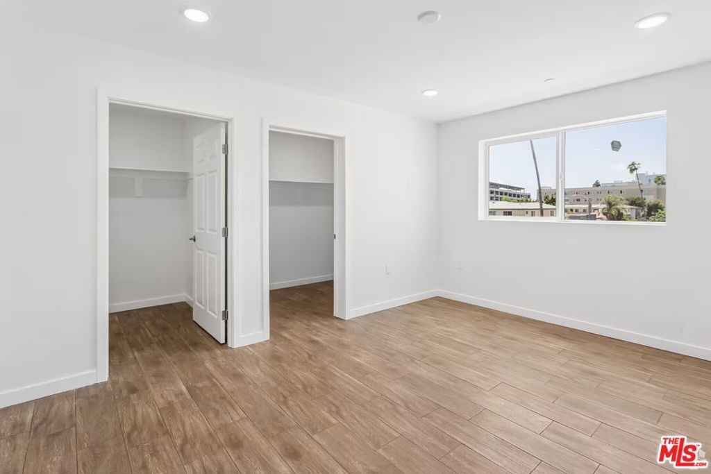 Image 5 of property listing at 833 W 84th Street, Los Angeles, CA 90044