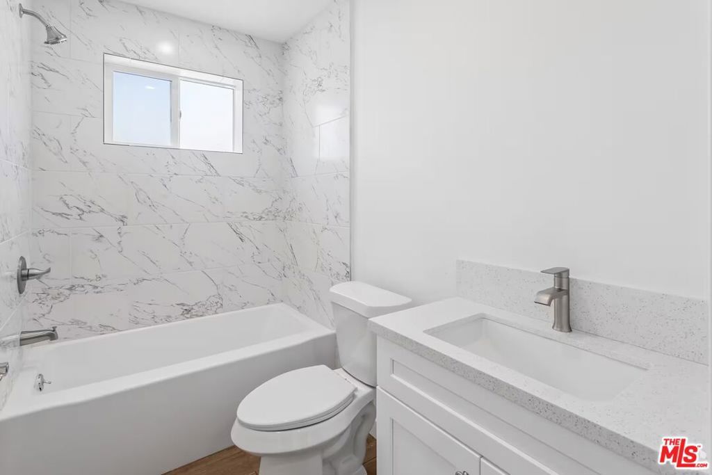 Image 6 of property listing at 833 W 84th Street, Los Angeles, CA 90044