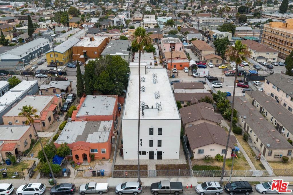 Image 7 of property listing at 833 W 84th Street, Los Angeles, CA 90044