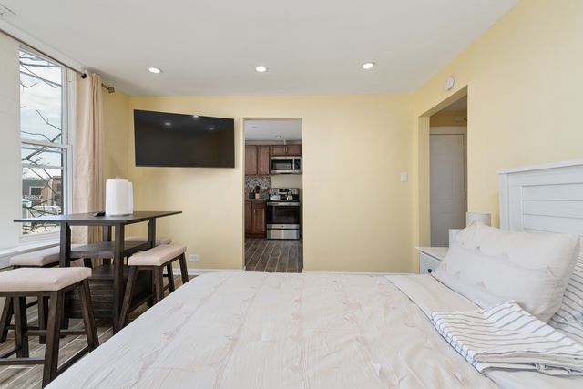 2626 N Milwaukee Avenue 2F, Chicago, IL 60647