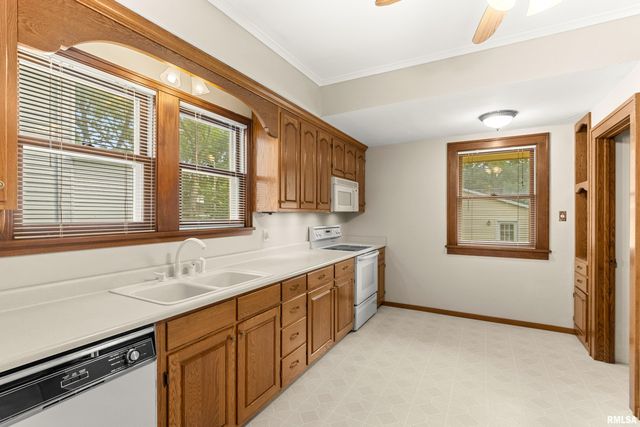 702 S 8TH Street, Pekin, IL 61554