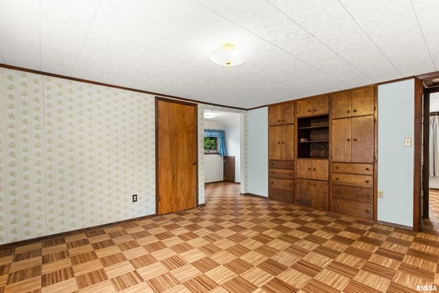 702 S 8TH Street, Pekin, IL 61554