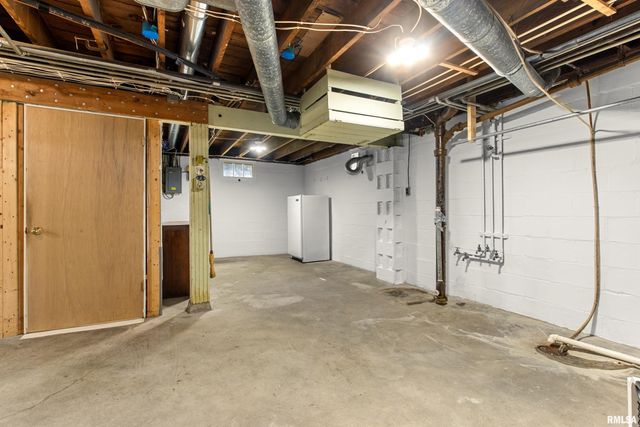 702 S 8TH Street, Pekin, IL 61554