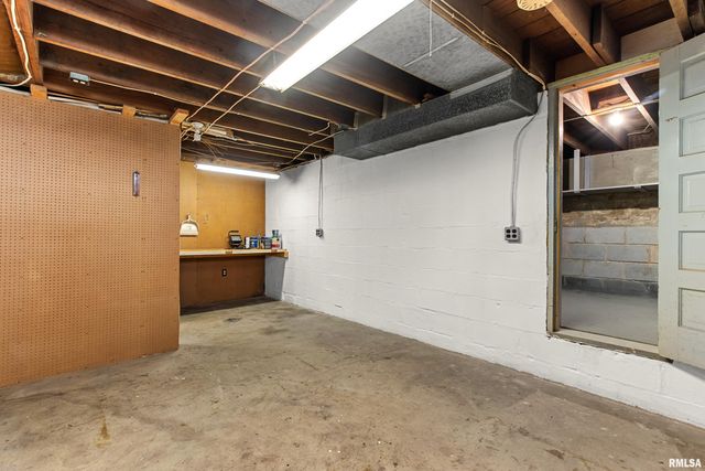 702 S 8TH Street, Pekin, IL 61554