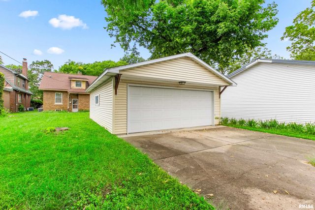 702 S 8TH Street, Pekin, IL 61554