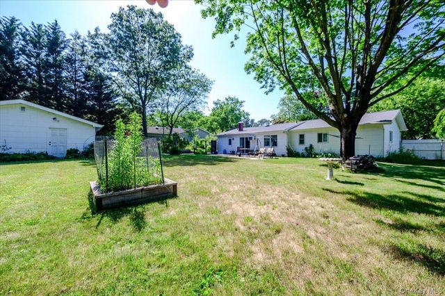 14 Akron Place, Shoreham, NY 11786