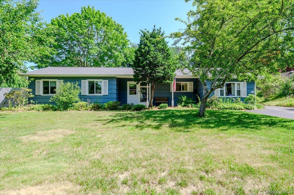 14 Akron Place, Shoreham, NY 11786