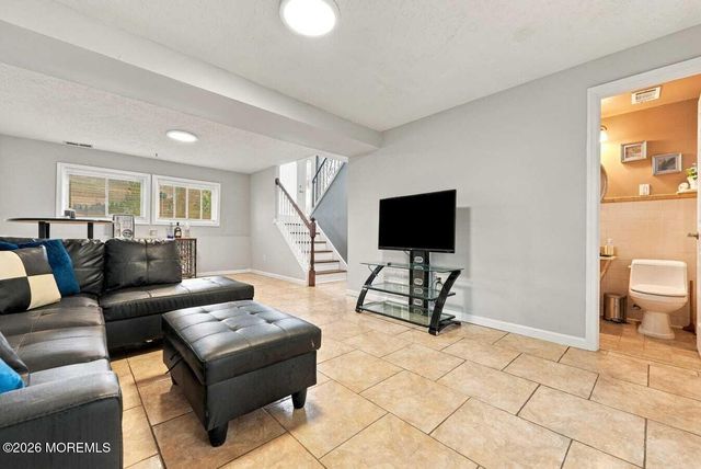25 Koenig Lane, Freehold, NJ 07728