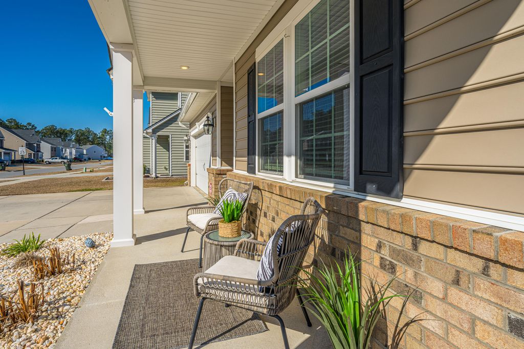 Image 4 of property listing at 226 Firewheel Court, Summerville, SC 29486