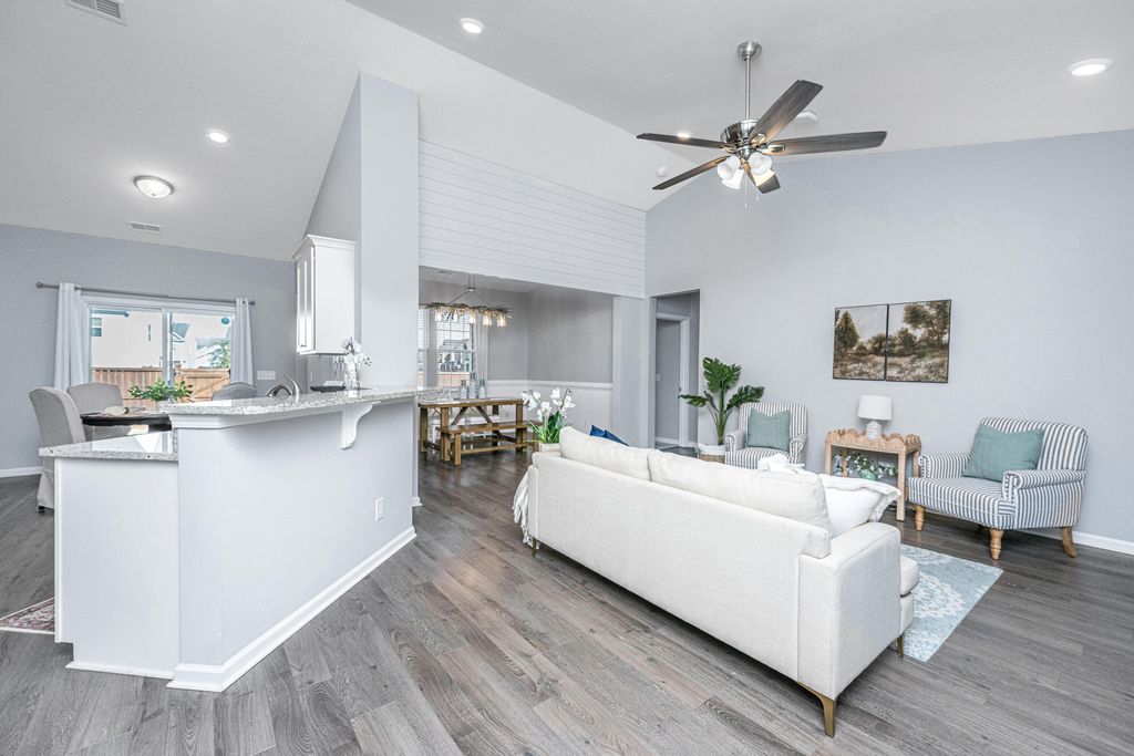 Image 6 of property listing at 226 Firewheel Court, Summerville, SC 29486