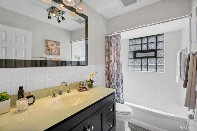1064 Barry Court, Kirkwood, MO 63122
