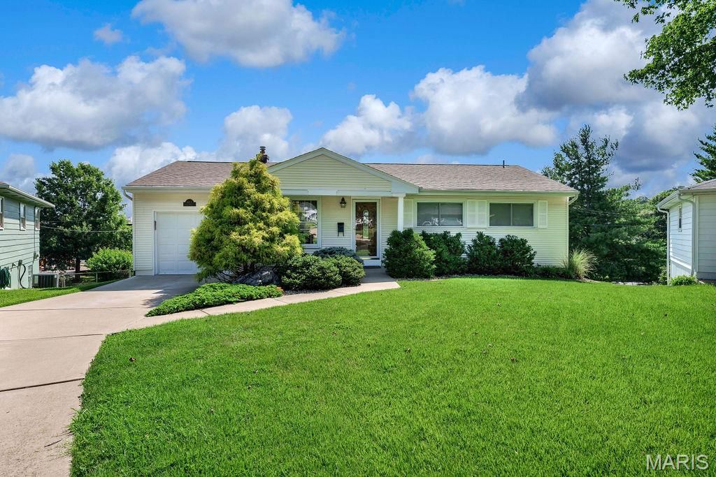 1064 Barry Court, Kirkwood, MO 63122