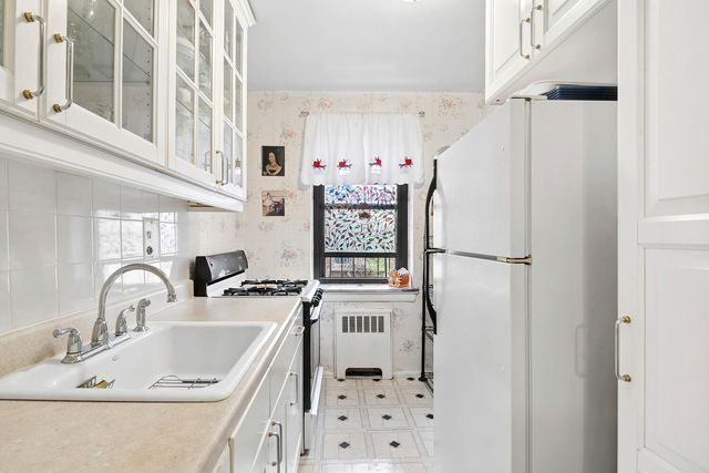 3240 91st St Apt 408, New York City, NY 11369