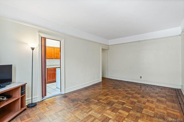 155-17 Sanford Ave E, Flushing, NY 11355