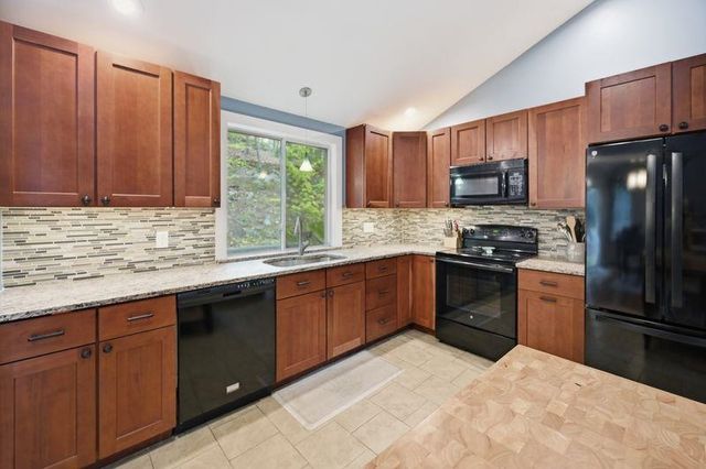 10 Hillside Road, Kingston, NH 03848