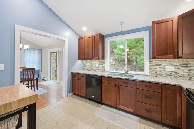 10 Hillside Road, Kingston, NH 03848